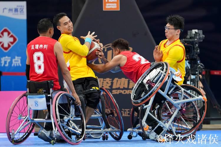 广东轮椅篮球队夺冠 男子激动落泪 广东轮椅篮球队夺冠 男子激动落泪